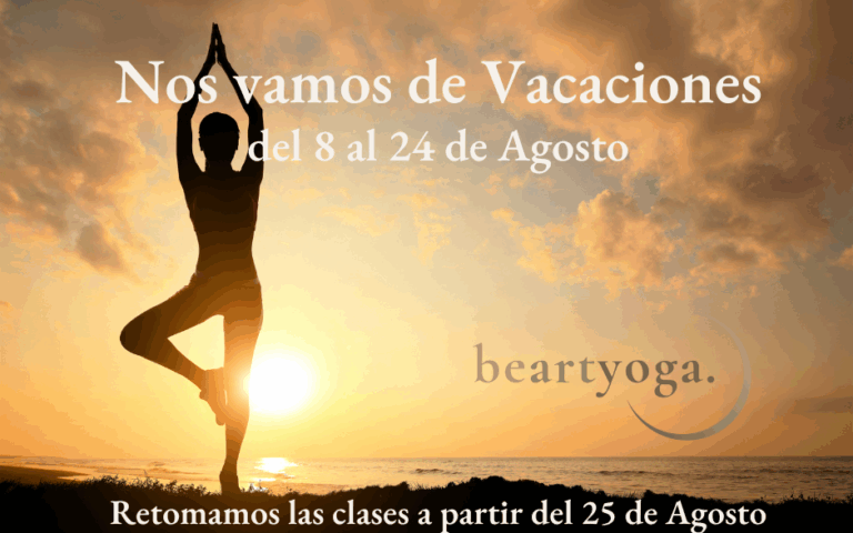 Cartel de vacaciones. El estudio cierra en agosto desde el 8 hasta el 24, volviendo a la normalidad el lunes 25. El fondo de la imagen es una puesta de sol de fondo y la silueta de una persona haciendo la postura del árbol.